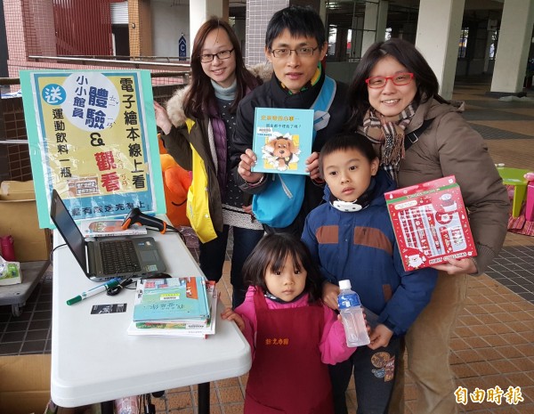 新北市立圖書館五股分館舉辦活力家庭閱讀運動會，吸引百對親子熱情參與。（記者葉冠妤攝）