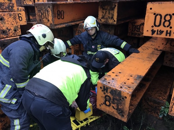 警消趕到將失足工人送醫急救。（記者王宣晴翻攝）