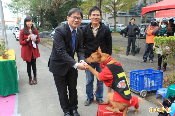 後壁花藝農特產伴手禮市集開市，代理市長李孟諺（前）向代言犬[阿財]詢問台南今年運勢，得到「旺」的回應，引起笑聲和掌聲。（記者楊金城攝）