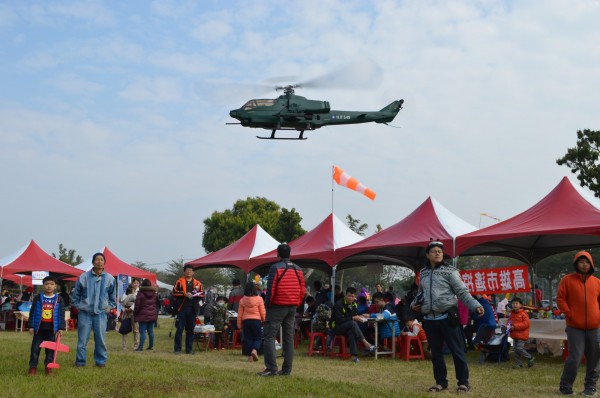 遙控飛機為花田活動熱鬧助陣。（岡山區公所提供）