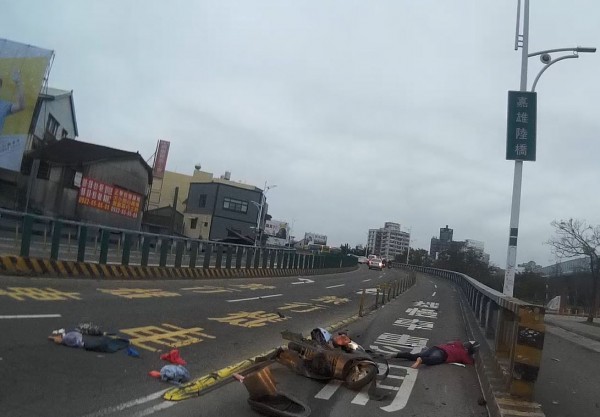 嘉雄陸橋今晨車禍，騎士跟駕駛都受傷。（記者王善嬿翻攝）