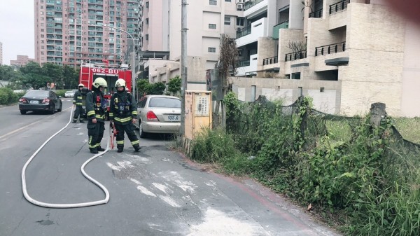 消防人員現場戒備。（記者洪臣宏翻攝）