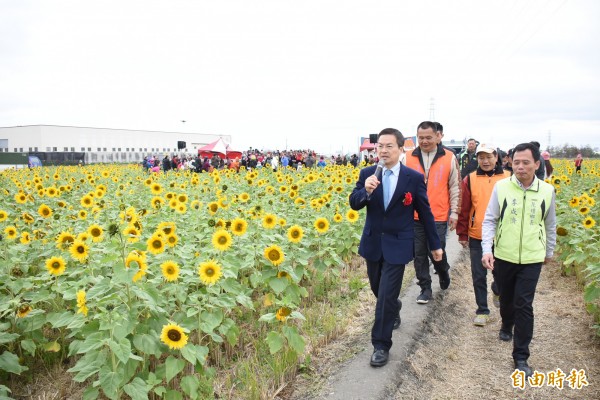 彰化縣長魏明谷（左）和花壇鄉長李成濟（右）等人，穿梭花海農田，與民同樂。（記者張聰秋攝）