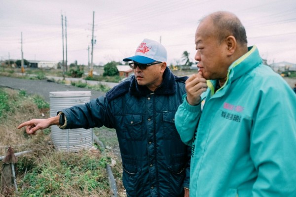 張明達到魚塭瞭解寒害情形。（張明達競選服務處提供）