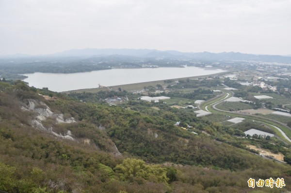 從天空廊道俯瞰阿公店水庫田園景致。（記者蘇福男攝）