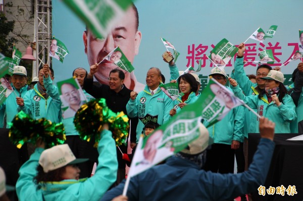 嘉義縣議長張明達（中）在新港鄉舉辦大型造勢活動。（記者林宜樟攝）