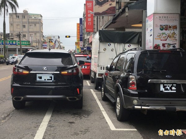 竹南市中心停車空間不足，常衍生違停或併排停車等交通亂象。（記者鄭名翔攝）