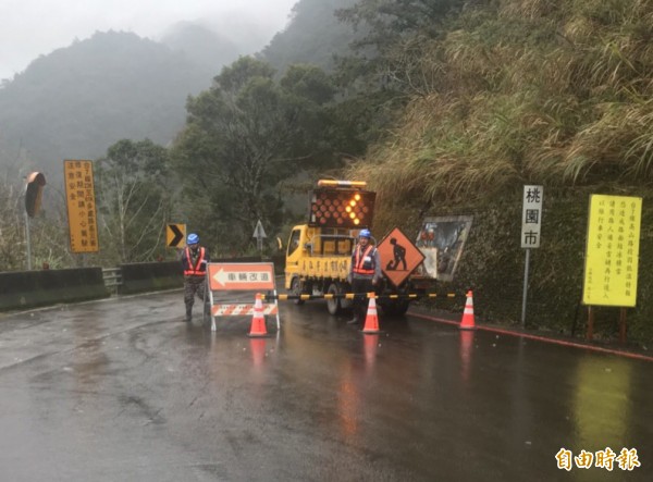 因應路面可能結冰積雪，北橫部分路段晚間7點起預警性封閉。（記者李容萍攝）