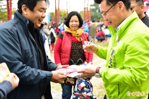 市長參選人趙天麟與議員參選人林智鴻推出移動樂園受歡迎。（記者陳文嬋攝）