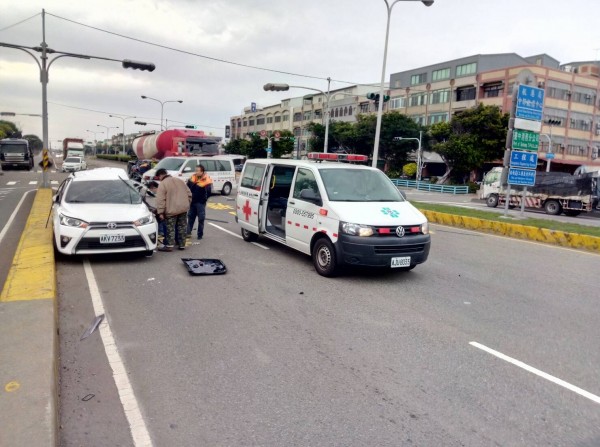 救護車將傷者送醫救治。（記者張軒哲翻攝）