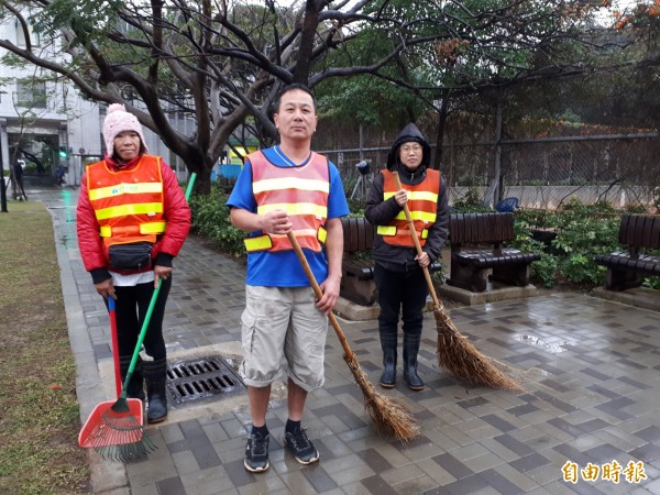 黃詠聖終年都穿短袖短褲，即使寒流來襲，溫度只有6-8度，黃詠聖依然這樣穿，與其他同事形成強烈對比。（記者洪美秀攝）