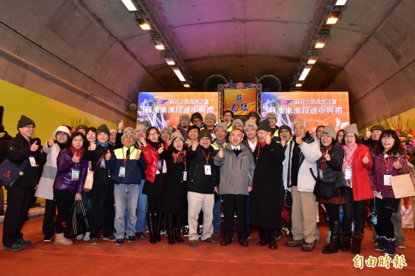 蘇花改蘇澳到東澳今天通車，施工人員在東澳隧道口合影慶祝。（記者張議晨攝）