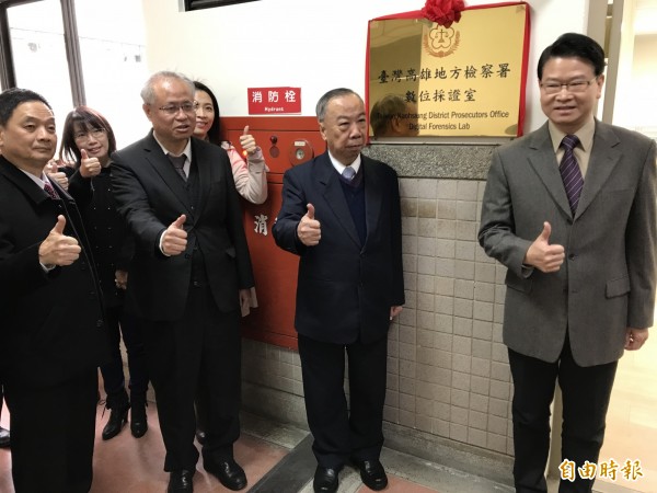 高雄地檢署成立全國首座「數位採證室」。(記者黃良傑攝)
