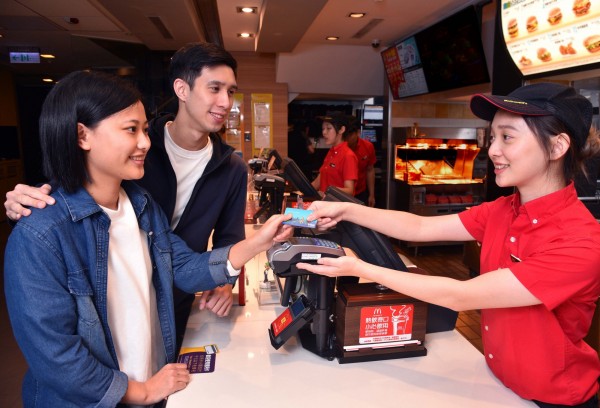 台湾麦当劳宣布，从今天起，台北市103家麦当劳餐厅可使用“信用卡小额支付”消费，千元以下即可享有交易免签名的快速结账付款服务（图由台湾麦当劳提供）