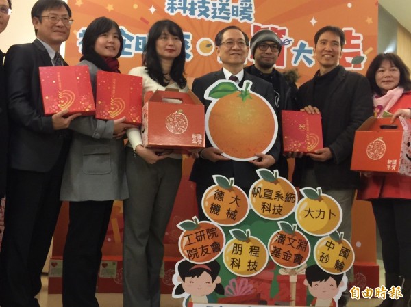 工研院柑桔义卖活动，今年持续号召帆宣、中国砂轮、朋程科技及工研院院友会等10家企业与伙伴，认购新竹桶柑1800箱，以爱心行动支持在地小农，义卖所得将捐助新竹社福机构，一举多得。（记者洪友芳摄）