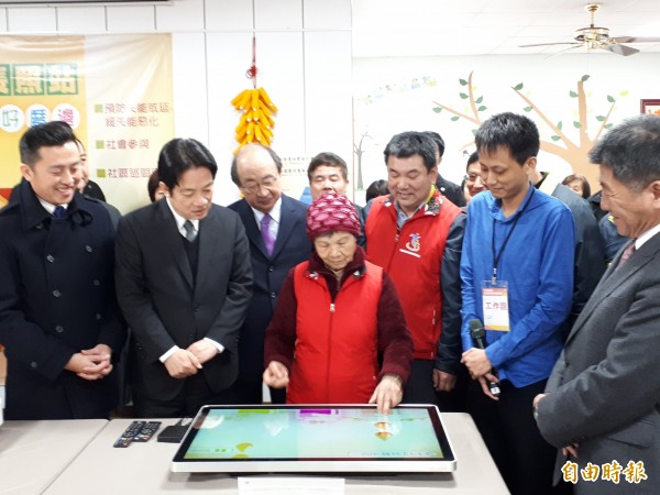 竹市長照2.0的長輩示範高科技的產品和手部訓練。（記者洪美秀攝）
