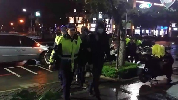 藍姓主嫌與6名友人被警方帶回偵辦。（記者曾健銘翻攝）