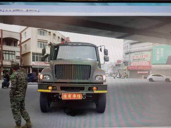 開在車道內側的軍卡。（記者洪定宏翻攝）