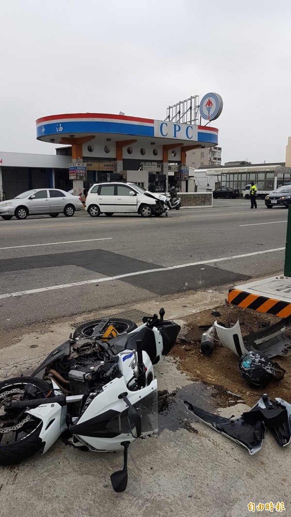 重機與自小客車嚴重對撞，被噴向對面車道。（記者劉禹慶攝）