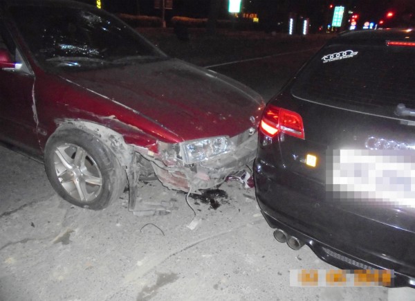 林男開紅色轎車撞路邊兩部車，自己的車和撞上的第一部車都嚴重毀損。（草屯警方提供）