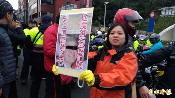 蘇花改今下午四點通車，有機車族不滿蘇花改禁行機車，在隧道口前方抗議。（記者張議晨攝）