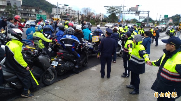 蘇花改今下午四點通車，有機車族不滿蘇花改禁行機車，在隧道口前方抗議。（記者張議晨攝）