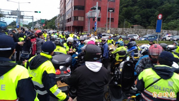 蘇花改今下午四點通車，有機車族不滿蘇花改禁行機車，在隧道口前方抗議。（記者張議晨攝）