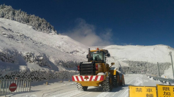 合歡山降雪暫歇，天氣放晴，剷雪車加緊清除路面積雪結冰。（圖：仁愛分局提供）