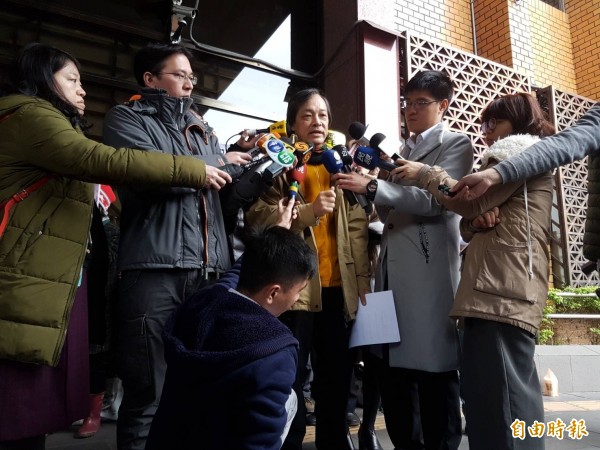 冬季供電出現緊澀，行政院核定重啟核二廠二號機，公民團體指控行政院長賴清德擔任行政首長，卻任台電擺佈，今天上午集結台北地檢署，控告賴清德涉犯公共危險罪，圖為綠色消費者基金會秘書長方儉（中）受訪。（記者謝君臨攝）