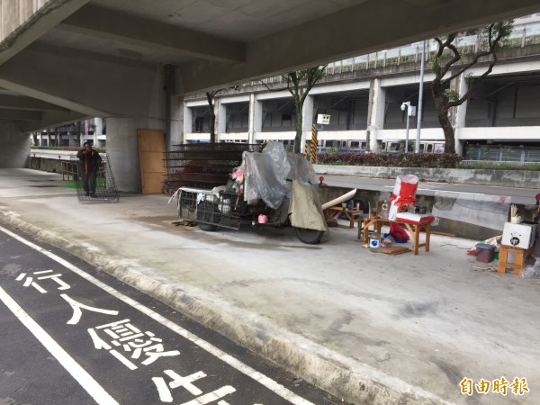 新店區美河市周遭高架橋下空間聚集遊民，社區居民反映擔心安全。（記者邱書昱攝）