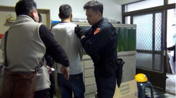 南投警方將涉及販毒的嫌犯張姓男子逮捕到案。（記者謝介裕翻攝）