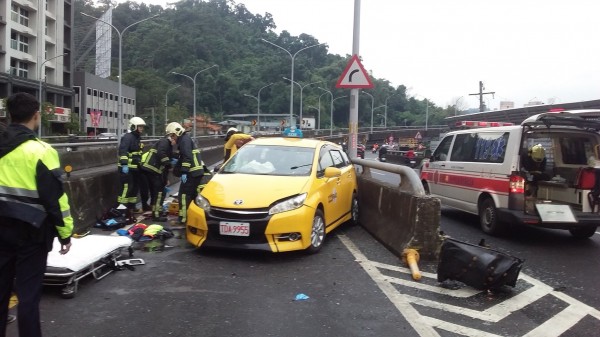 計程車自撞中安大橋分隔島，後座駕駛弟弟飛出車外亡。（記者陳薏云翻攝）