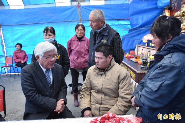 雲林縣長李進勇今天前往慰問昨天車禍往生者李傅月美的家屬。（記者黃淑莉攝）