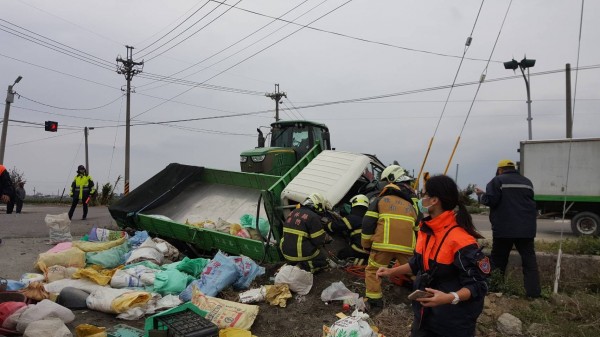 載了11位女農務工的自小客貨車在與小貨車相撞後，翻覆在農田間，造成2死12傷。（記者黃淑莉翻攝）