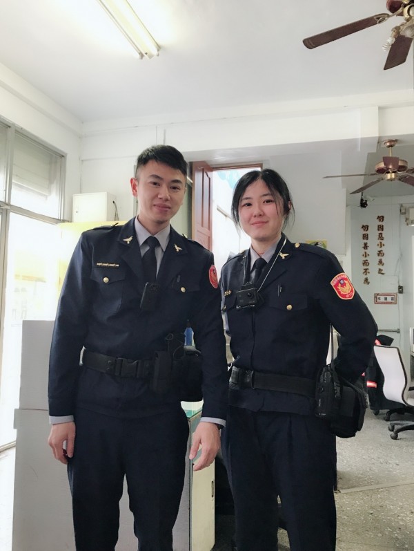 白河警分局後壁分駐所警員段雅倩（右）、李誌桀，巡邏時突有女子攔車尋人，員警依女子提供線索在後壁火車站搜索，及時找到奄奄一息的男子，緊急送醫救回一命。（記者王涵平翻攝）