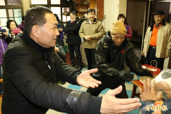 獨老簡天財打了一套太極拳，連新北市副市長侯友宜也一起跟著比劃。（樹林區公所提供）