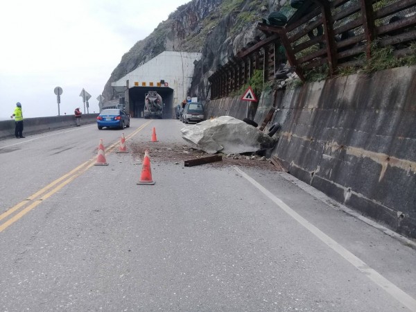 台9線蘇花公路沿線因下午地震後出現落石,其中164.5K有一顆大落石自邊坡落下佔用南下車道。(記者王峻祺翻攝)