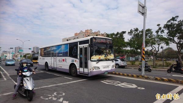 市府鼓勵民眾台南旅遊多利甪大台南公車。（記者洪瑞琴攝）