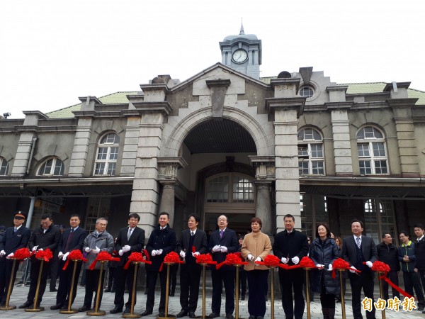 新竹車站景觀改造工程啟用，行政院長賴清德來見證，對竹市的改變，相當肯定，同時強調會全力支持新竹市政府所提的「大車站」前瞻計劃，新竹市長林智堅的介紹下，從後站到前站，見證車站的改變。（記者洪美秀攝）