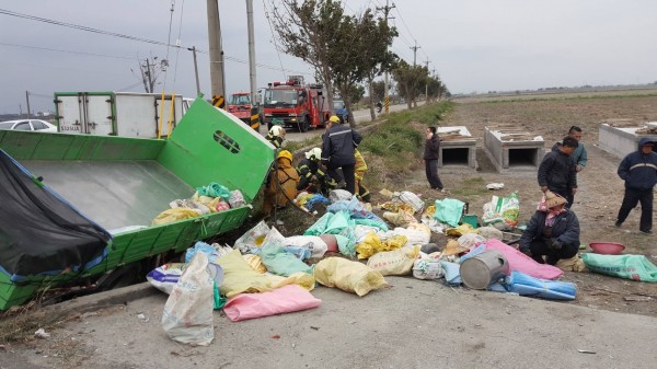 雲林一輛載了11名女性農務工的自小貨車與自小客貨車昨天下午相撞，造成2名女農務工當場被壓死，這場意外也「撞」出農村長期來貨車違規載工、農村人口老化及缺工問題。（記者黃淑莉翻攝）