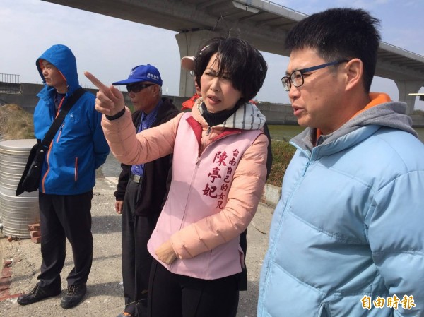 寒流又傳造成沿海虱目魚凍死，立委陳亭妃今日赴七股三股勘災，請漁政單位要密切注意。（記者王涵平攝）