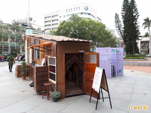 新竹市政府前廣場出現廢棄破舊家俱和窗戶?原來是喜迎農曆春節的裝置藝術祈願居。邀請市民過年來走春寫祈福卡。(記者洪美秀攝)