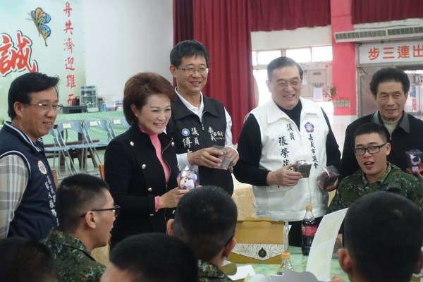 嘉義市議會議長蕭淑麗(左二)今到嘉縣中坑營區慰勉陸軍。(蕭淑麗提供)
