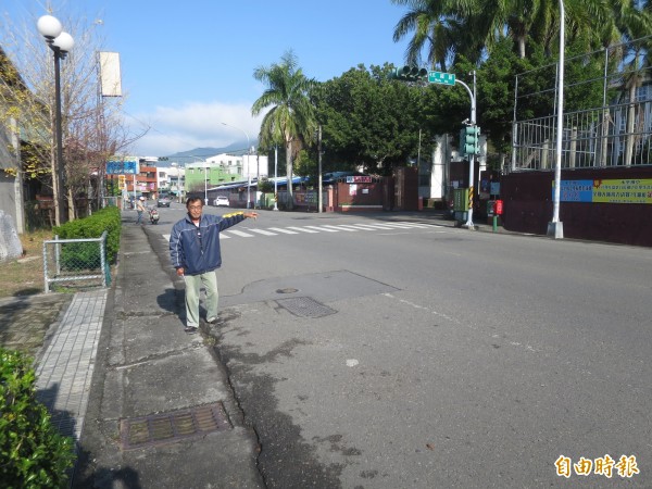 水里鄉莫拉克永久屋（左），社區通道連結民生路，惟因是雙黃線，社區民眾盼重繪標線並適度開放缺口，以利進出。（記者劉濱銓攝）