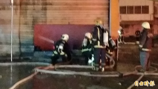 宜蘭縣五結鄉中里路一家洗衣廠火警,消防局派員漏夜搶救。(記者江志雄攝)