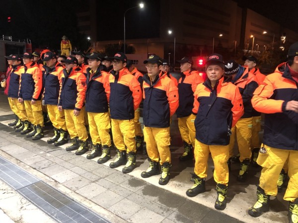 台南市消防局特搜隊員集結，準備趕往花蓮協助救災。（記者王俊忠翻攝）