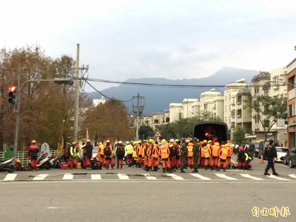 外縣市救難人員陸續抵達現場。（記者王峻祺攝）