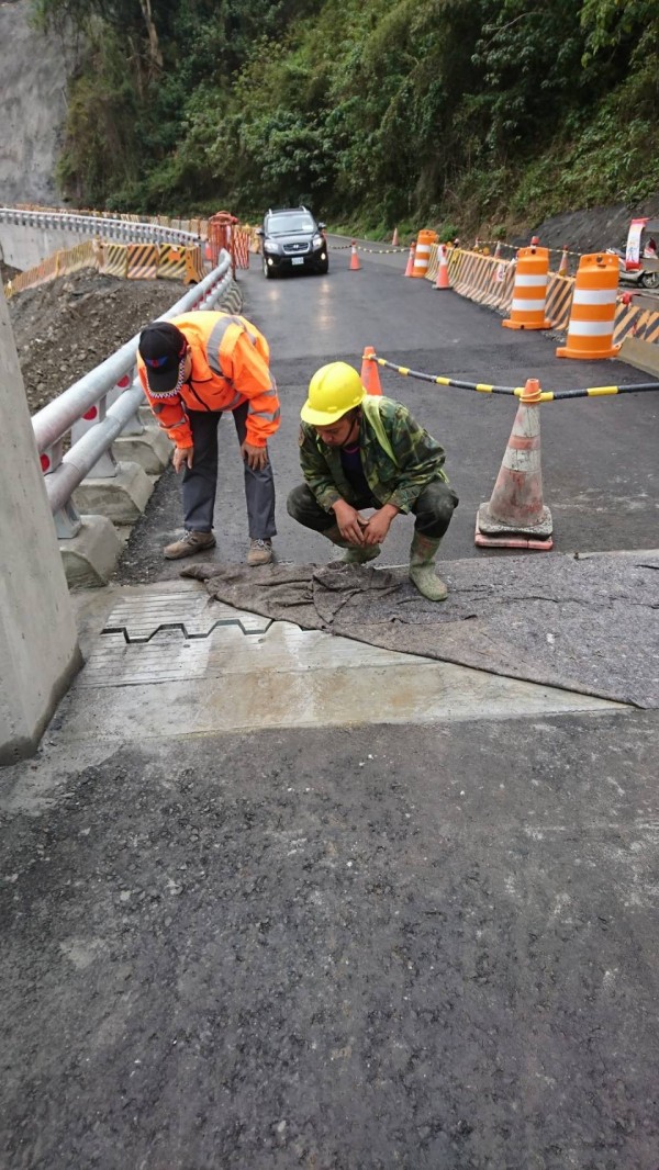 工程人員一早前往南橫公路各段巡視。（記者黃佳琳翻攝）