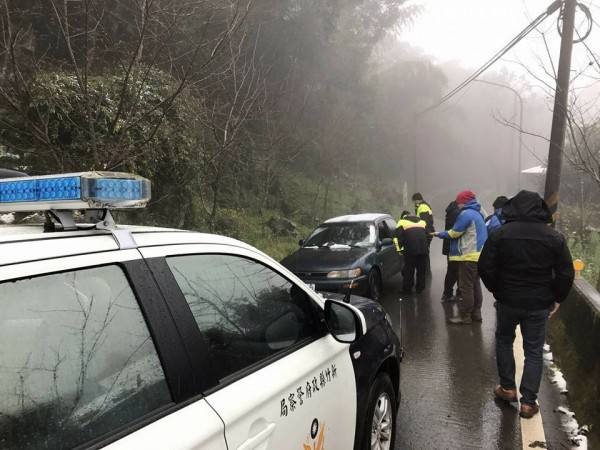 新竹縣警方專案小組在山區臥冰埋伏破獲山老鼠集團。（記者廖雪茹翻攝）