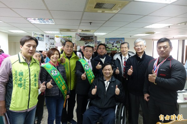 民進黨彰化縣議員賴岸璋（圖右四）今天在六大領域人士陪同下，完成黨內初選登記。（記者劉曉欣攝）